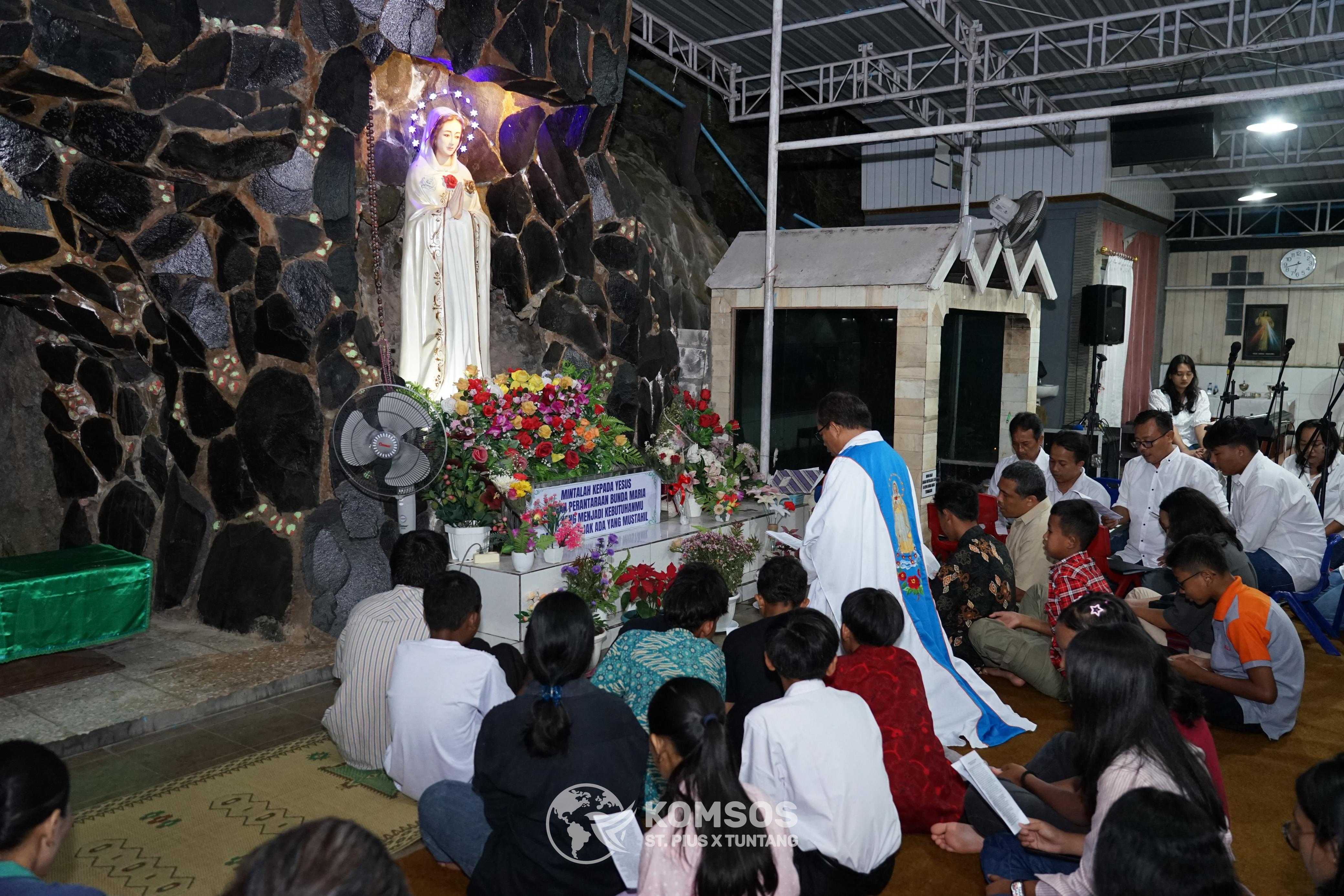 Misa Pembukaan Bulan Rosario di Gua Maria Rosa Mistica