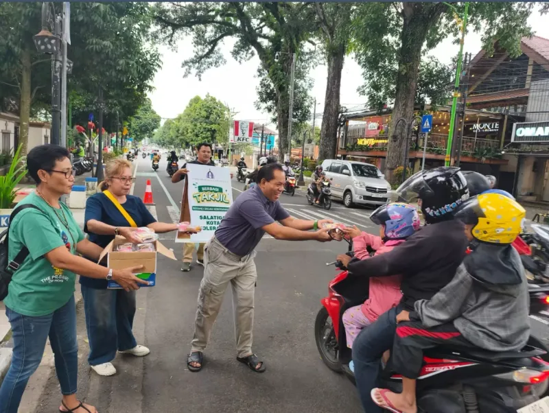 Berbagi Takjil di Bulan Puasa, Gereja Santo Paulus Miki Salatiga Teguhkan Semangat Toleransi